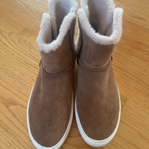 UGG AIKA Boots - Picture 2 of 4